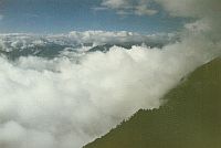 Abstieg mit Blick ueber das Inntal ins Stubai