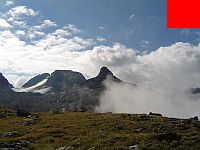 Schnee-Gipfel im Hintergrund