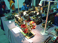 eine Sammlung kleiner Dampfmaschinen